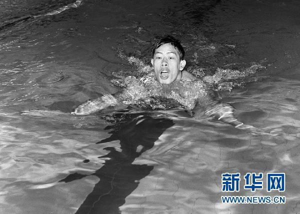 中国传奇中国第一个游泳世界纪录的创造者戚烈云