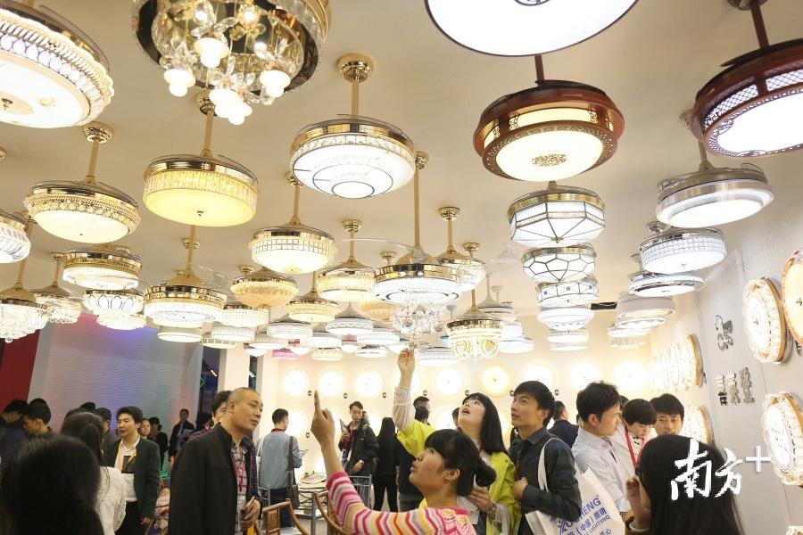 2017年3月，古镇国际灯饰博览会现场，不少参展商和买家在展馆看灯。   南方日报记者 叶志文 摄 