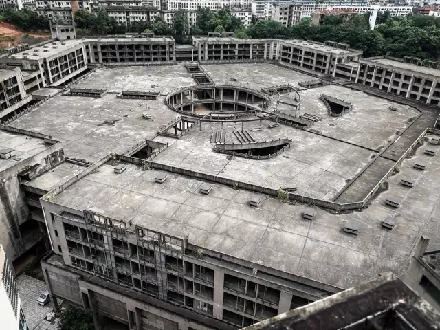 （2017年7月11日，湖南益阳，高空俯视烂尾的“五角大楼”。图/《财经》记者 鲁伟）