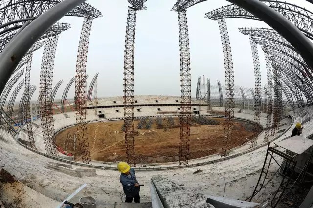 （2013年3月28日，安徽淮南奥林匹克公园一期工程橄榄球造型主运动场建设现雏形。）