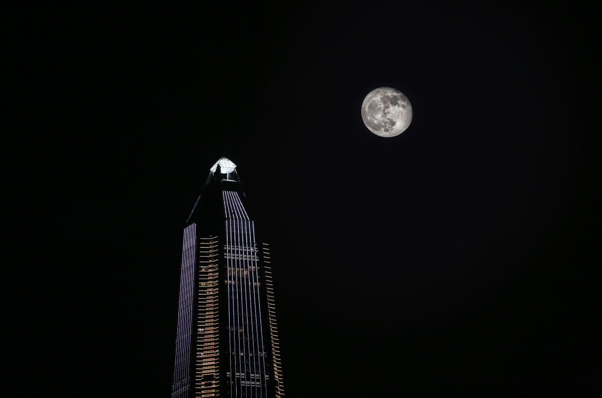 立秋之夜,深圳第一高楼塔尖出现的"亮钻"原来是