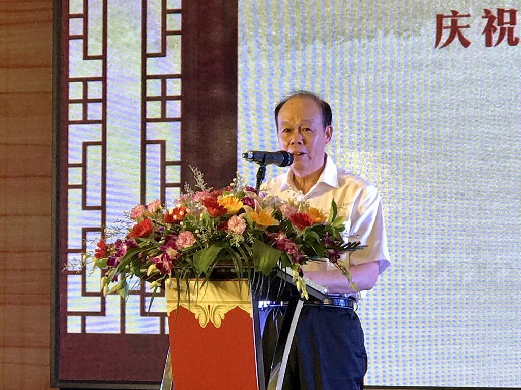 庆典现场,方向文会长向肖华松慈善基金会授予广东省5a级基金会牌匾.