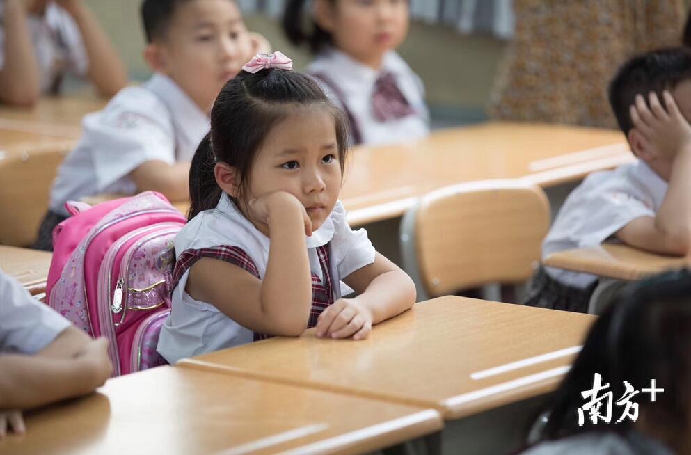 红树林外国语小学今天正式开学，迎来了他们的第一批学生！看这专注的眼神，是否想起自己的第一课？