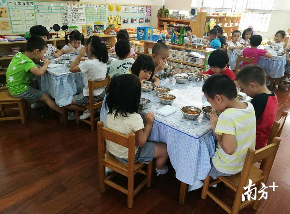 深圳市彩田幼儿园小朋友们新学年第一餐！