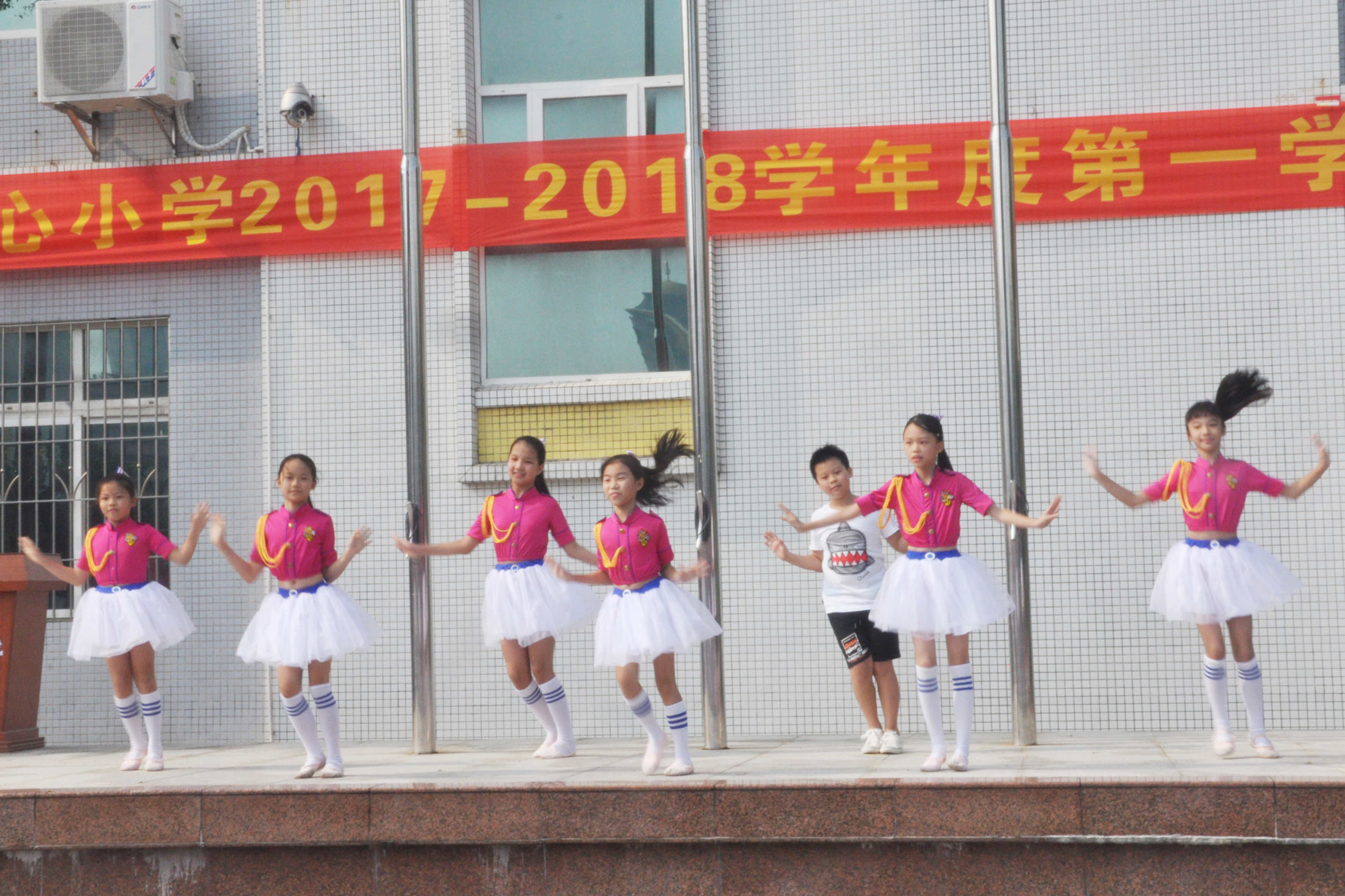 西南中心小学舞蹈队在开学典礼上进行舞蹈表演。 张秀蓝摄 西南中心小学舞蹈队在开学典礼上进行舞蹈表演。 张秀蓝摄