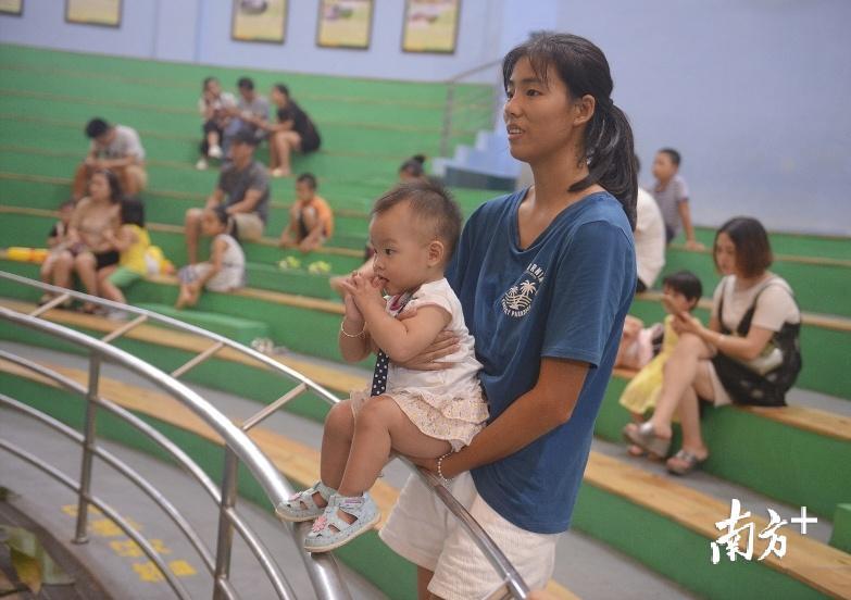 一位年轻的妈妈带着孩子来看马戏表演 南方+记者肖雄 摄