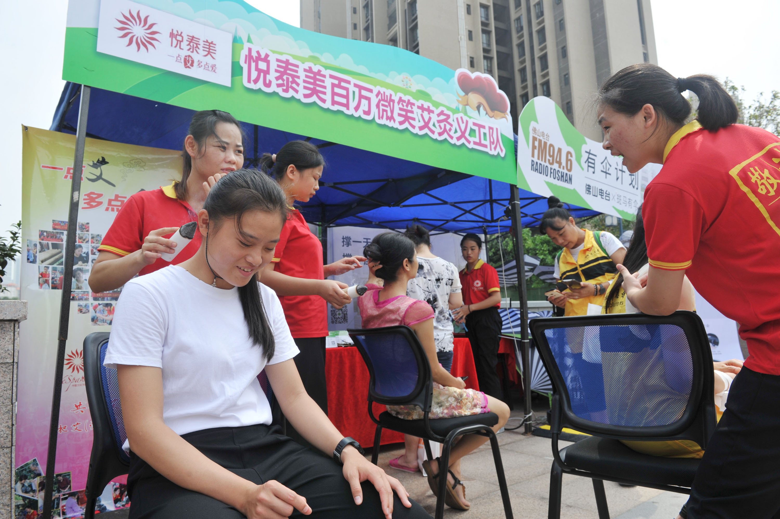 多个社会工作团体摆摊为市民提供服务