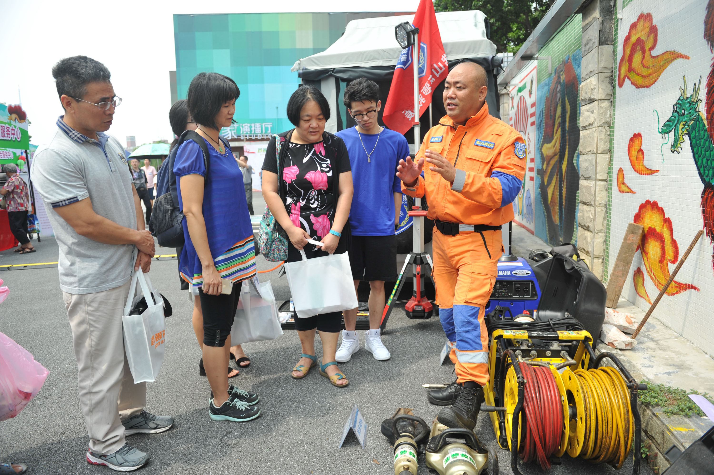 多个社会工作团体摆摊为市民提供服务