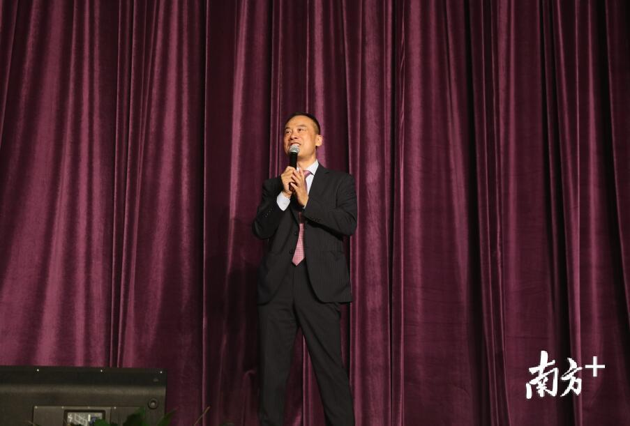 中国工程院院士、港中大（深圳）校长徐扬生教授用双语致辞。