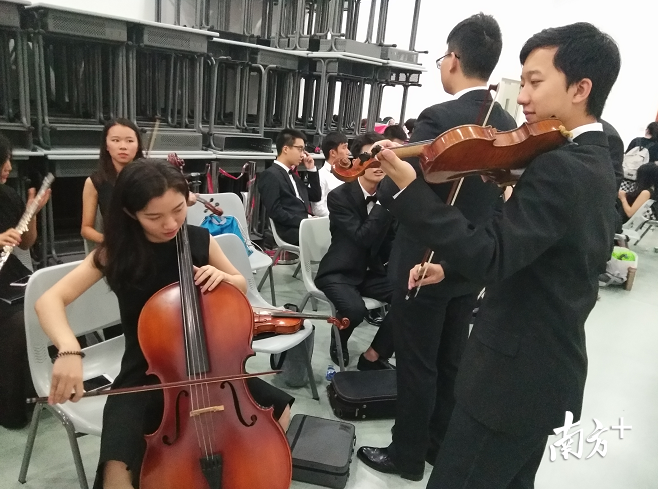乐团在进行最后的调试