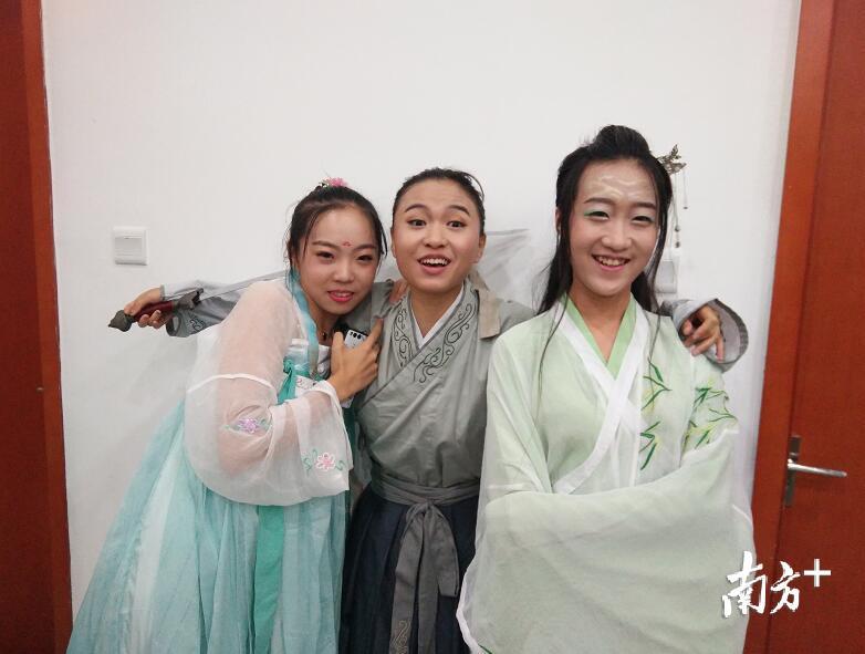 三位从哪里“穿越”来的？你们能猜到她们表演什么吗？