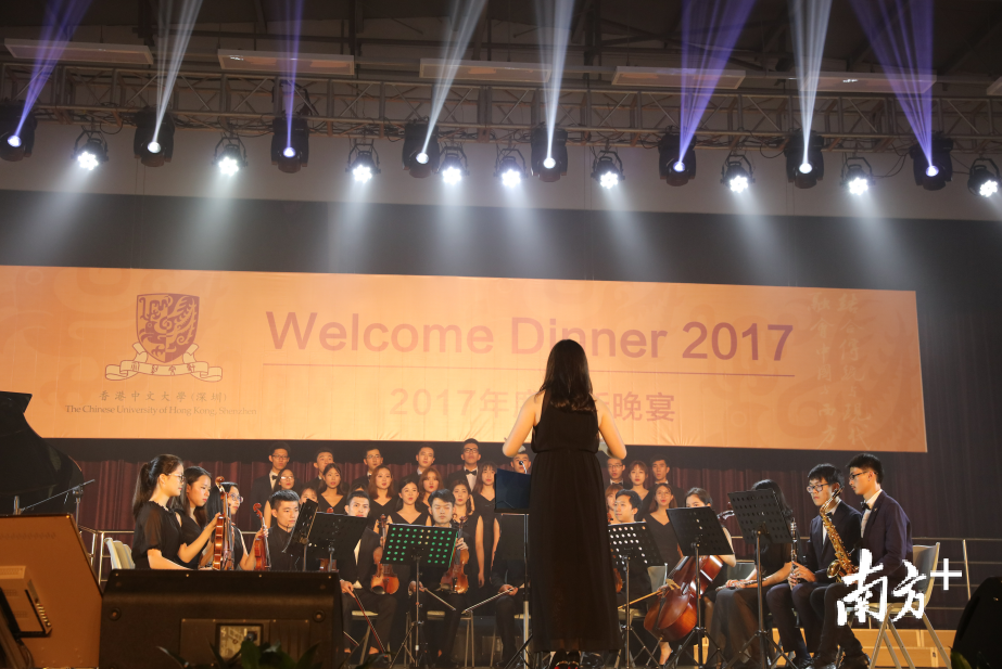 学生社团的合唱拉开了迎新晚会的序幕。