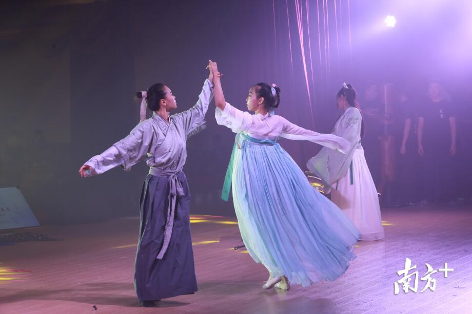 伴随着《彩云追月》的古筝独奏，两个青梅竹马的“恋人”边舞剑边跳舞。至于结局，当然是happy ending啦！