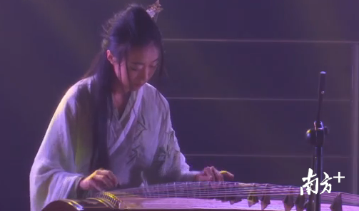 弹奏古筝的小姐姐，你是从画上走下来的么？