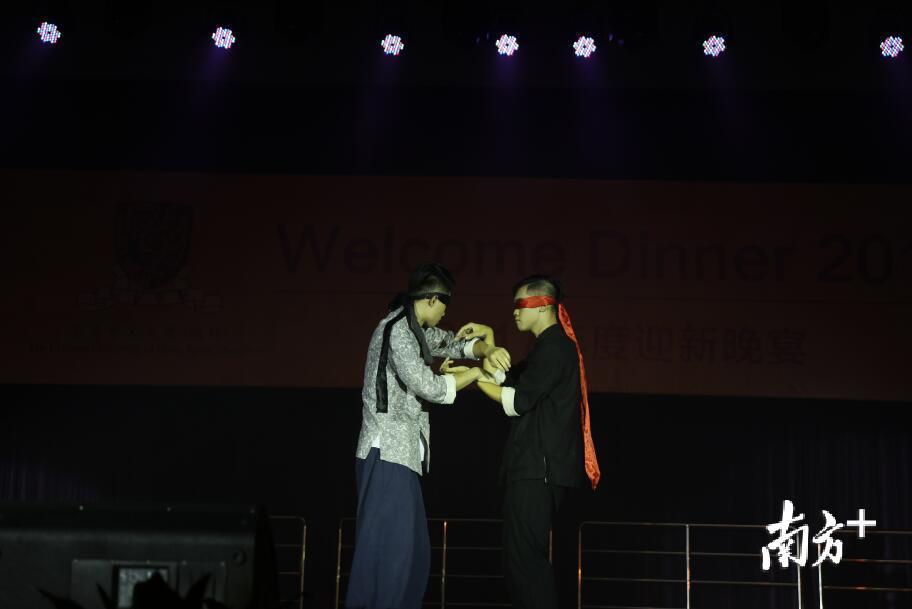 接着两位男生用丝带蒙住眼睛，奉上刚柔并济的咏春拳。