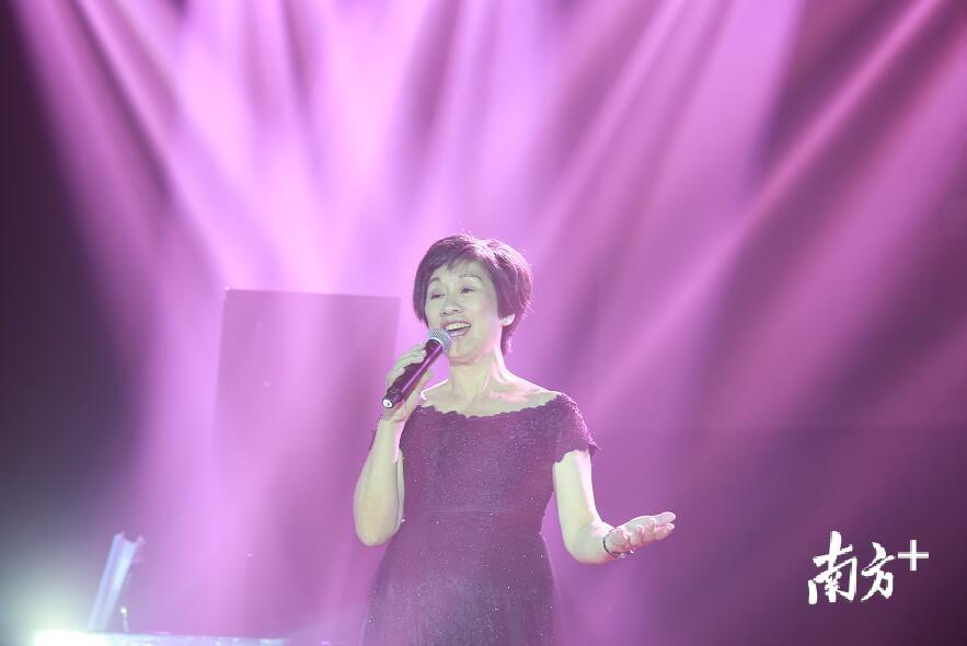 首先登场的是聚乐部的指导老师、学校大学规划与协调处处长 Dorothy，她带来《Memory》。