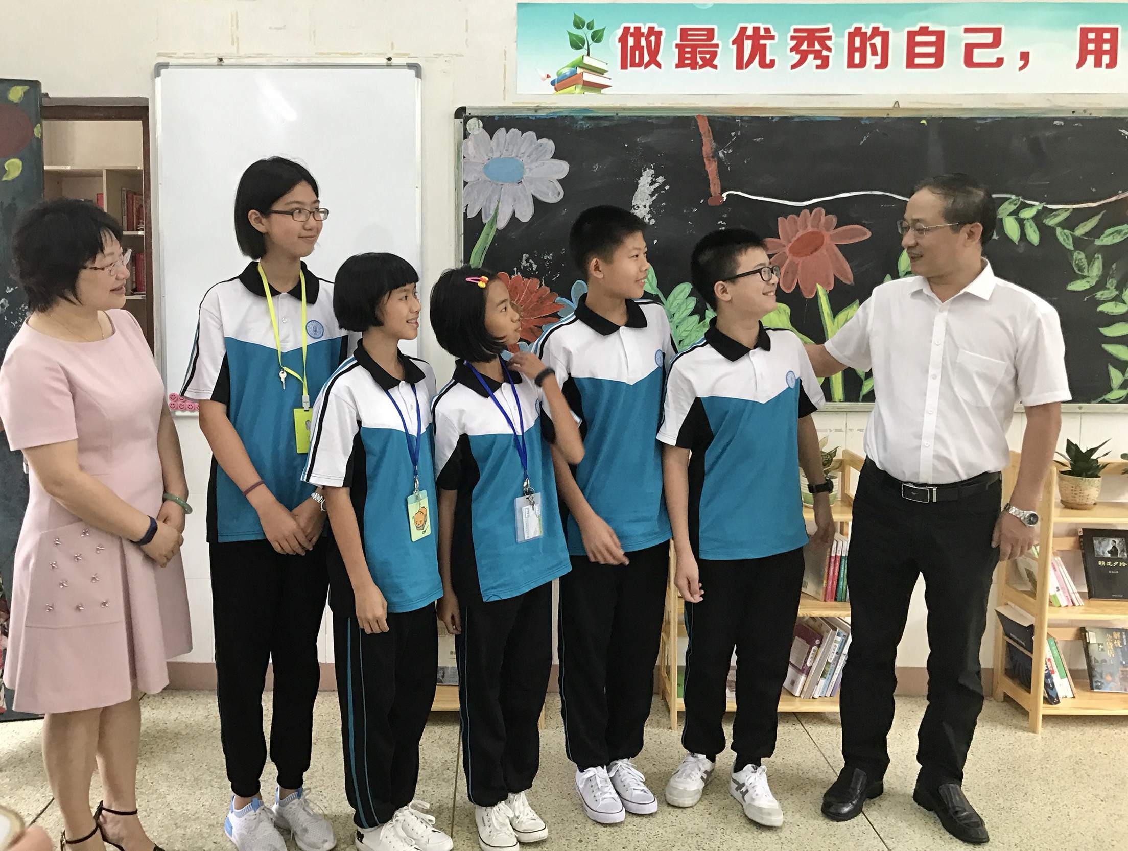 三水区区长胡学骏、副区长胡英与三水中学附属初中北大创新班学生交流 三水区区长胡学骏、副区长胡英与三水中学附属初中北大创新班学生交流