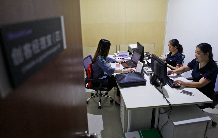 “共享工厂”平台拥有财务人员若干，同样，她们也是共享的，为这个平台上所有的创业者提供服务。