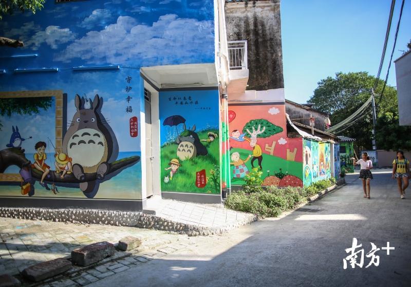 博罗县观背村，随处可见的壁画成为村里的重要文化标识。