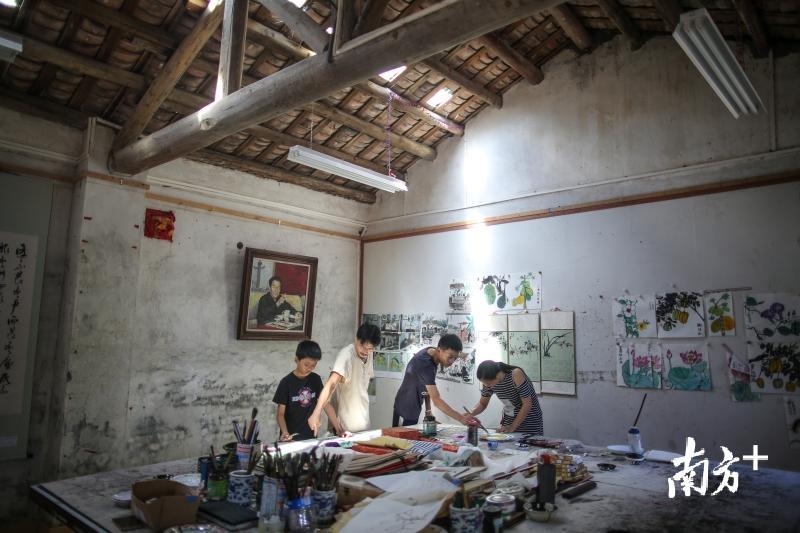 博罗县观背村，画家周惠康利用村里的老房子，改造成画室。