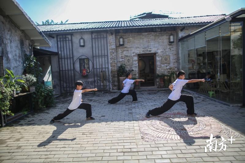 博罗县观背村吸引了众多文化艺术创业者前来创办工作室，几名少年正在学习道家武术。