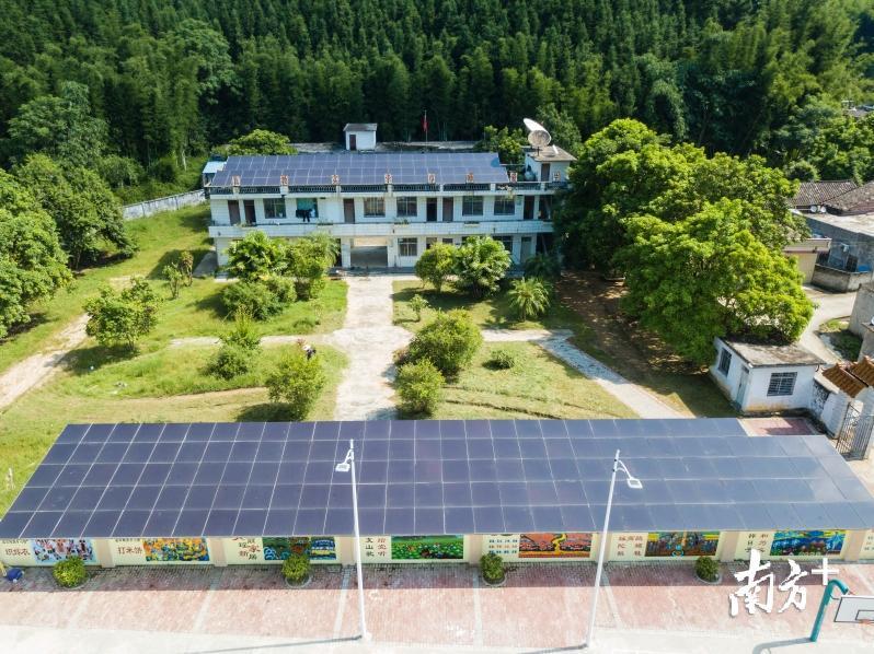 龙门县上东村，积极实施项目扶贫，村里建设了装机容量为40千瓦光伏的发电站。