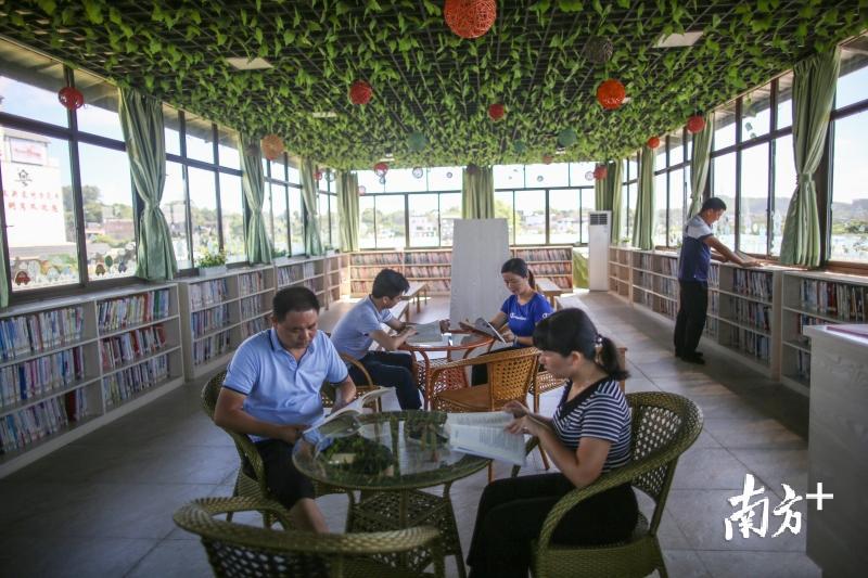 博罗县松树岗村，村民趁闲暇时间到农家书屋里阅读学习。