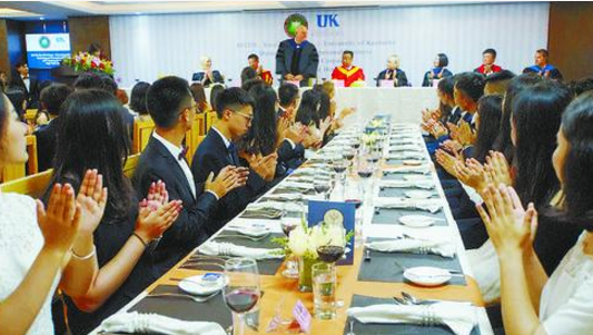 学生参加高桌晚宴开学典礼。 
