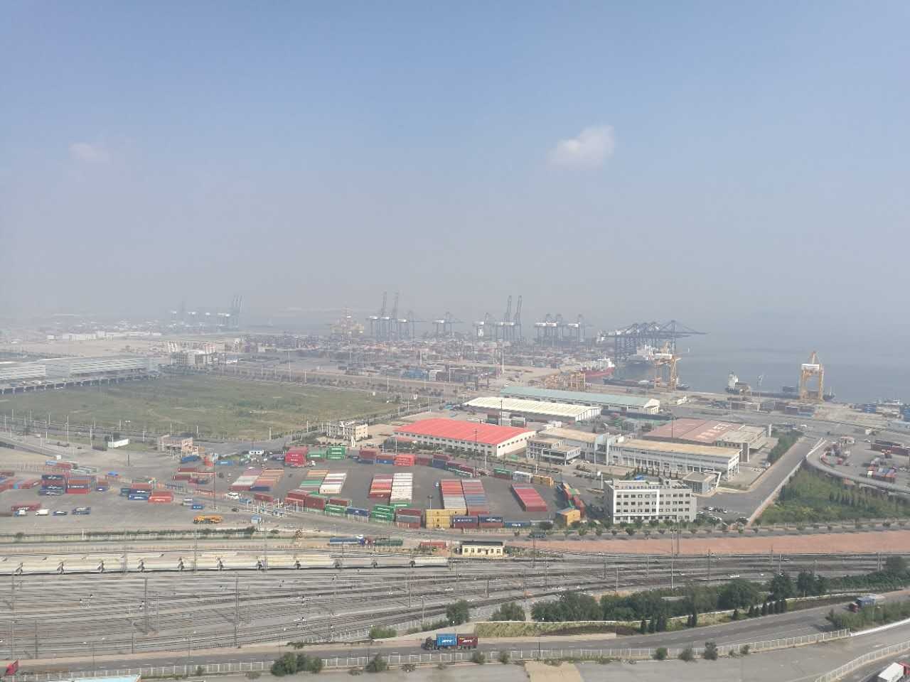 港铁延伸到大连港最前沿,实现水铁无缝连接。孙景锋/摄 港铁延伸到大连港最前沿,实现水铁无缝连接。孙景锋/摄