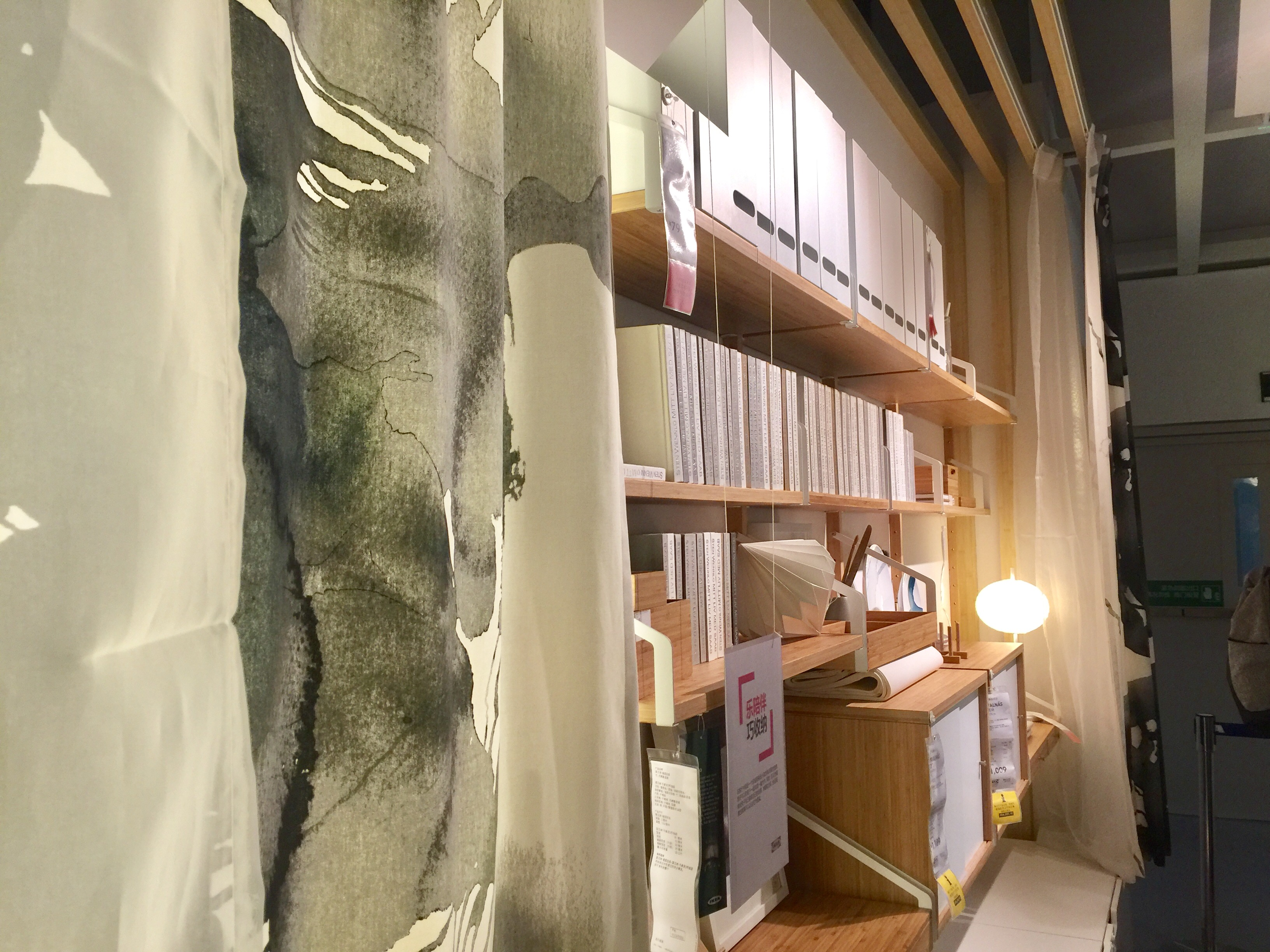 水墨花纹的窗帘和半透明的纱帘可以穿插交织在开放式的柜子组合和窗户之间，不需要遮光时可以把帘子拉过去把杂物遮挡起来。马艺天 摄 