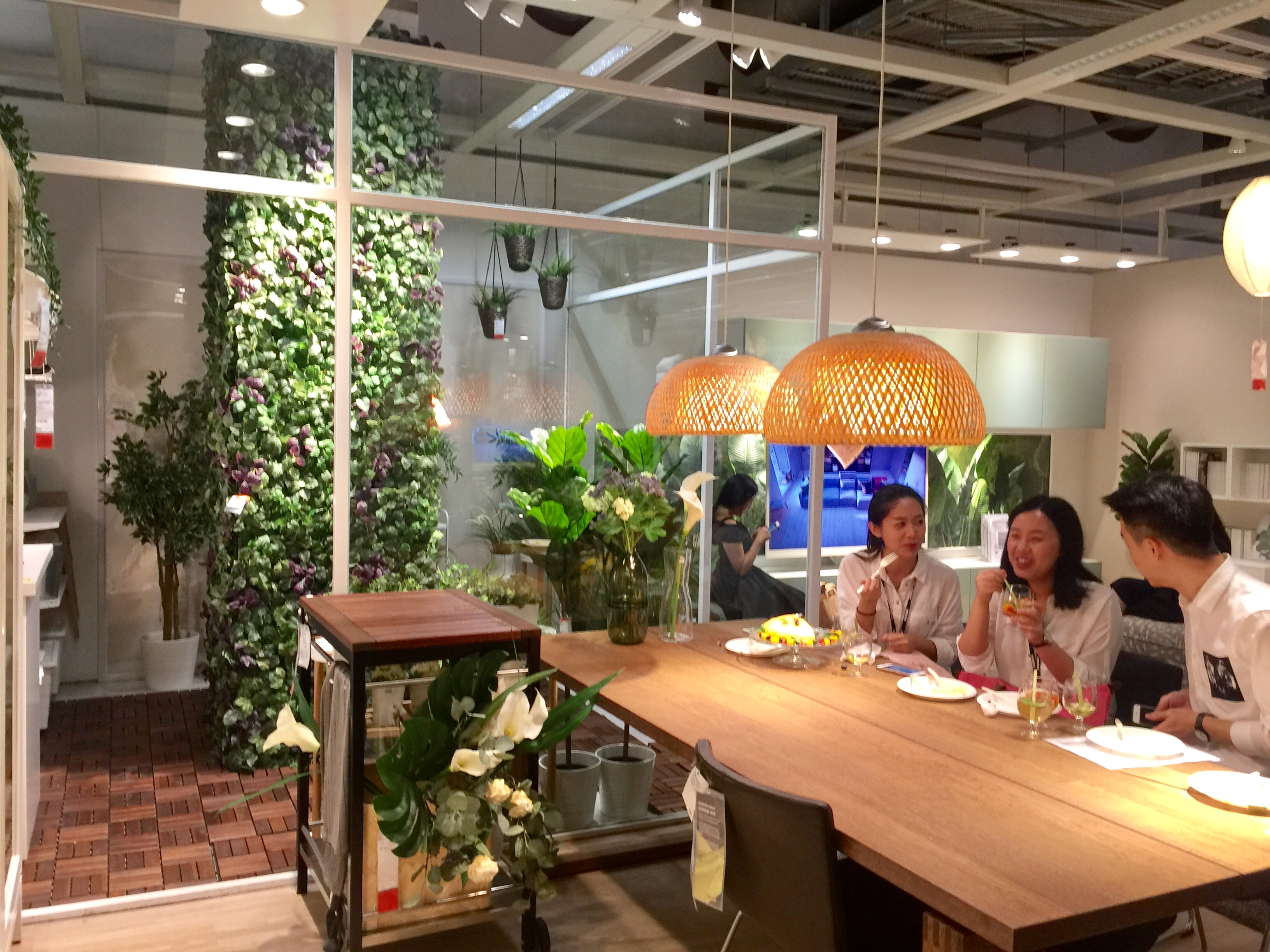 “绿植房”内的玻璃房设计，突破了传统客厅的家具设置摆放。马艺天 摄 