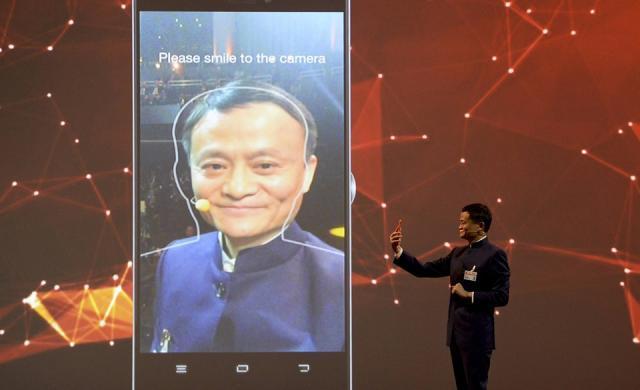 2015年德国CeBIT上马云展示刷脸支付。