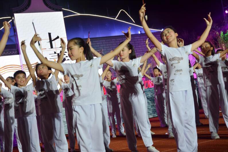 里水镇首届上善教育节开幕式暨上善教育楷模颁奖典礼。摄影陈志健 里水镇首届上善教育节开幕式暨上善教育楷模颁奖典礼。摄影陈志健