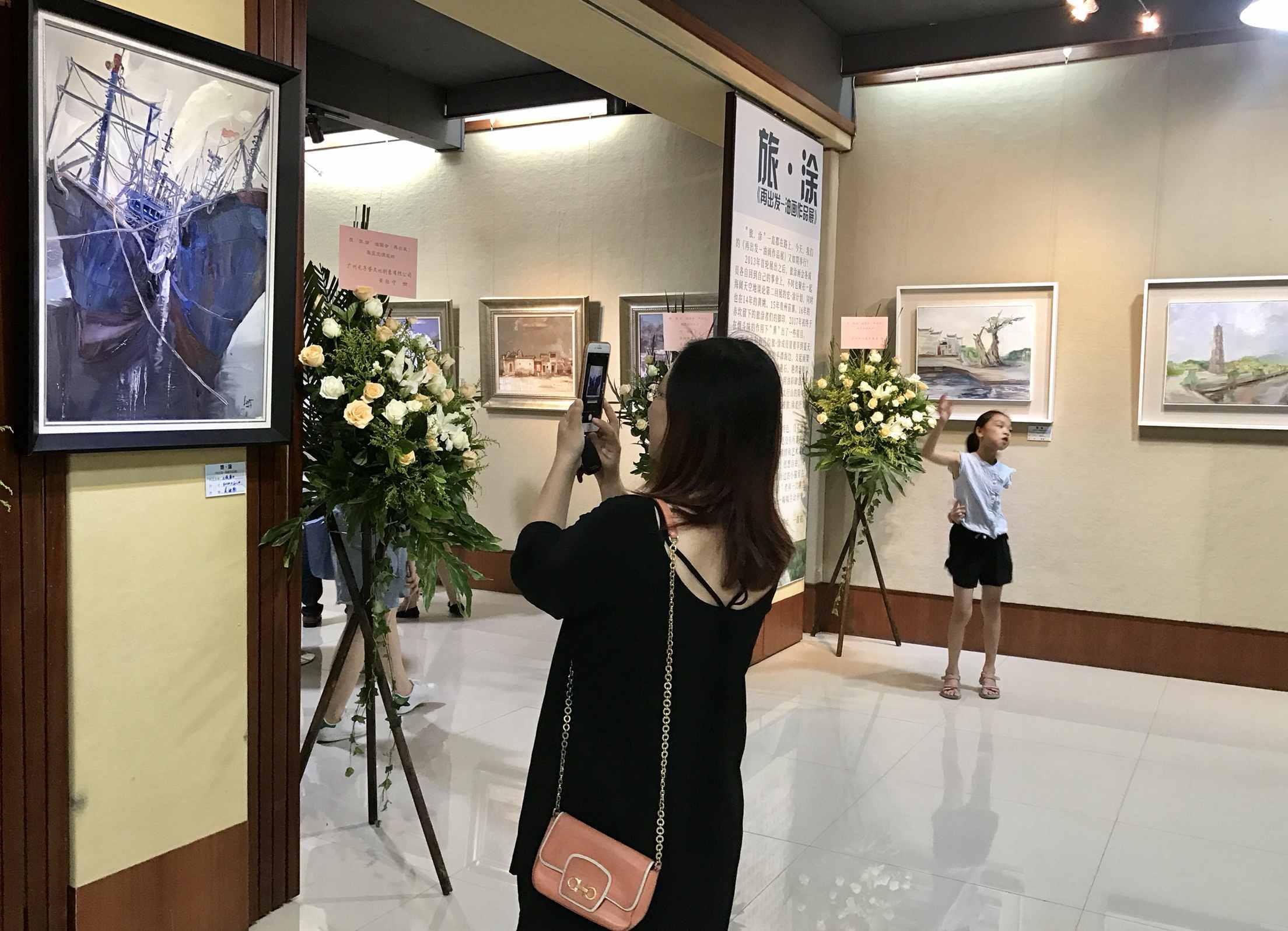 “再出发-油画作品展”吸引了众多艺术爱好者