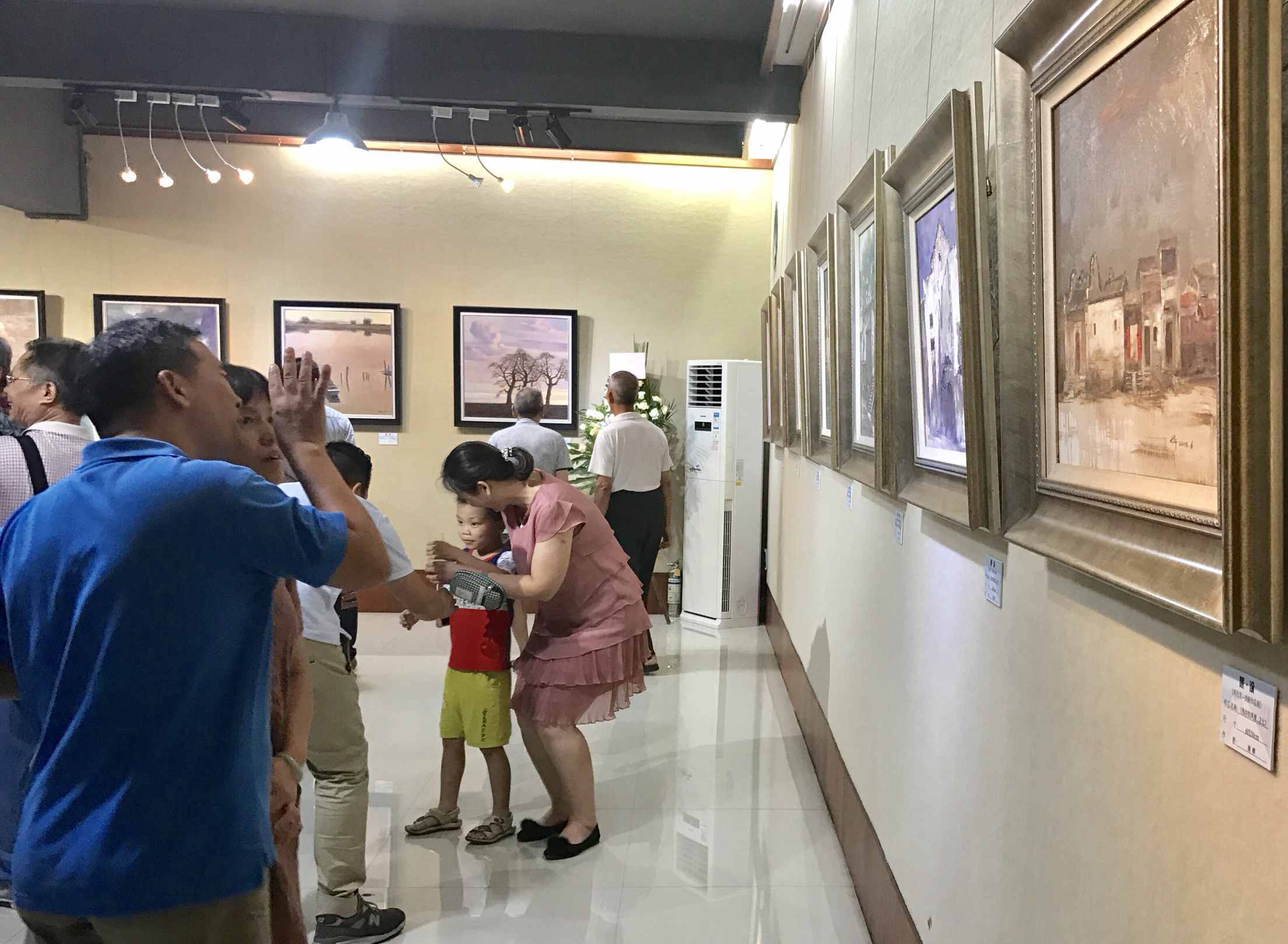 “再出发-油画作品展”吸引了众多艺术爱好者