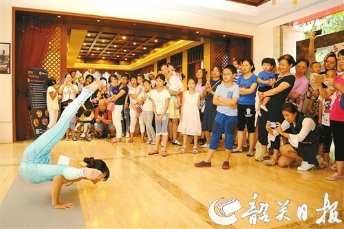 刘珍向群众展示世界级健身小姐的风采。