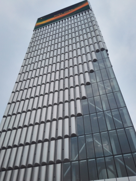 车库最顶端装有LED屏幕。（欧阳少伟摄） 