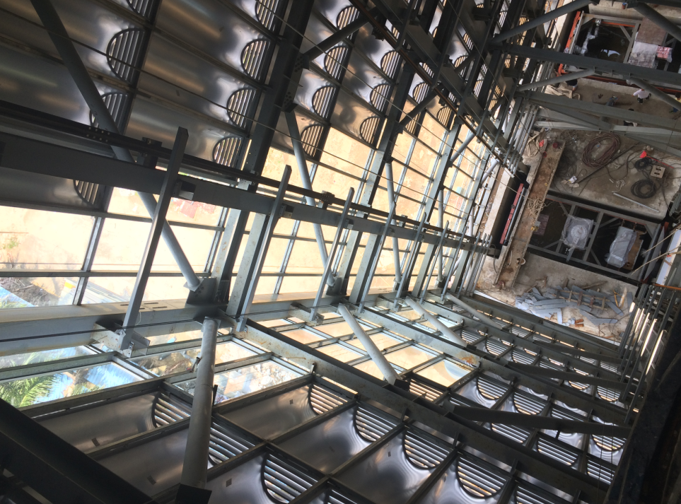 新宝总部工厂车库修建时，明和智能工程师拍下的车库内景。（受访企业供图） 