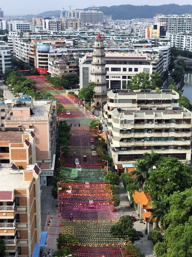 庆典在即，潮阳区赵厝巷到文光塔之间的街道拉起“趙”字彩旗。杨立轩 摄