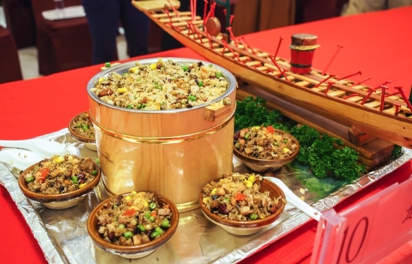 造型独特的龙船饭受评委青睐。