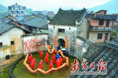 行走丰阳村,能领略到古色古香的建筑。图为龙舞南门楼。 行走丰阳村,能领略到古色古香的建筑。图为龙舞南门楼。