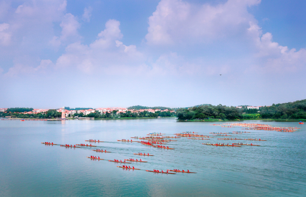 中国龙舟示范基地落户风景秀丽的仙湖。丹灶供图