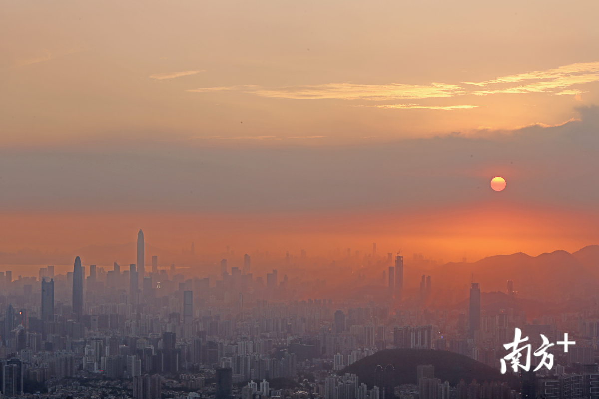 9月26日傍晚,在深圳梧桐山山顶上眺望夕阳【摄影】朱洪波