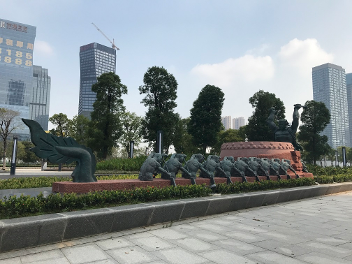 位于西入口休闲广场的龙舟竞渡雕塑。