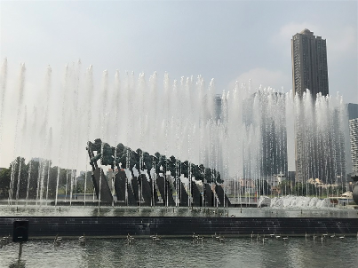 位于东入口形象广场的音乐喷泉中心，喷泉中心有园内最大的龙舟主题雕塑。