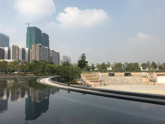 月牙型的下沉演艺广场与西入口休闲广场组成的集会活动区，可举办广场音乐会、金融文化展等大型特色节庆活动。 