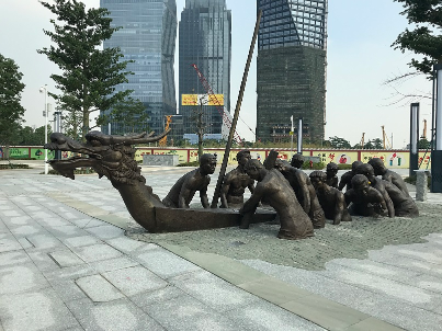 位于西广场一隅的龙舟雕塑，以村民参加龙舟赛前“起龙”的场景作为创作蓝本。