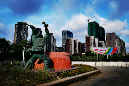 位于西入口休闲广场的龙舟竞渡雕塑。