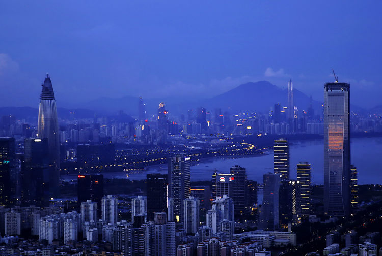 请注意,上图右上角山后面亮亮的光柱,那就是目前香港的最高楼