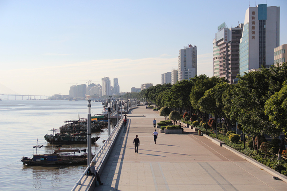 汕头观海长廊是观赏汕头内湾港的最佳去处.余丹 摄